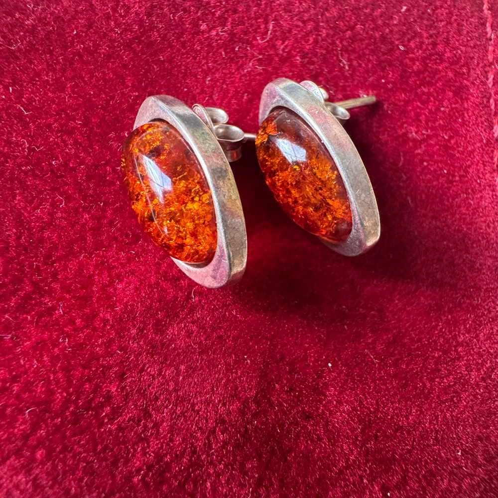 Elegant Silver and Amber Earrings - Picture 3 of 4